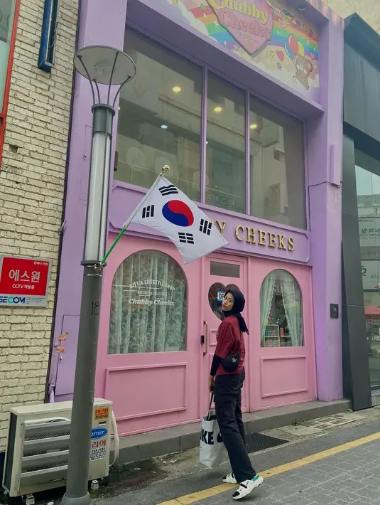 Momen lain memperlihatkan Mega tampil kasual dengan kausnya yang dipadukan dengan manset  dan long pants serba hitam. [@megawatihangestrip]