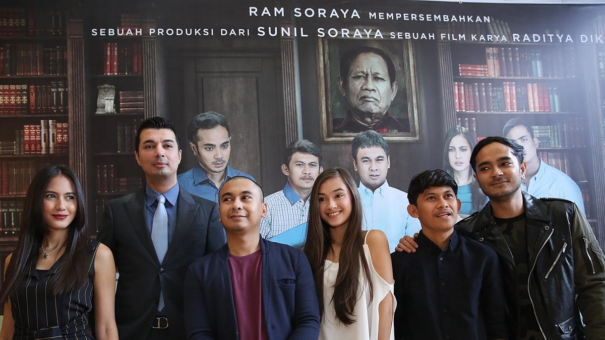Raditya Dika Usung Cerita Komedi Kantoran di Film The Guys
