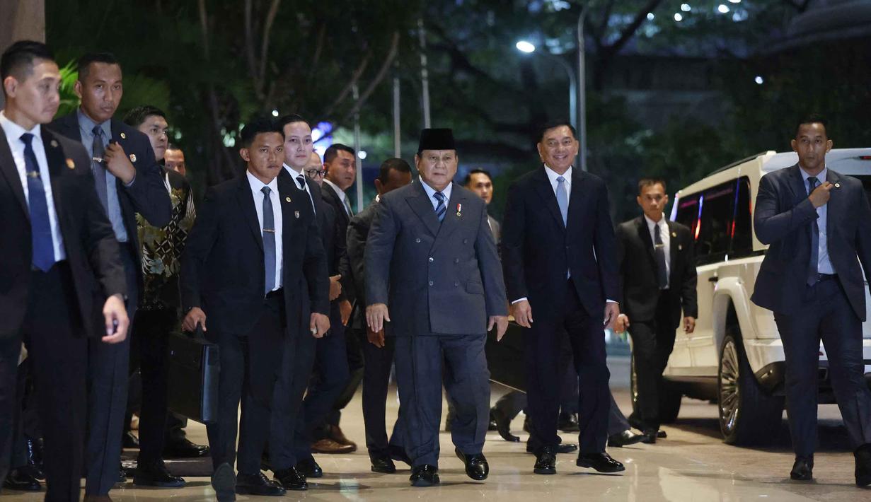 Presiden Republik Indonesia, Prabowo Subianto (tengah) saat tiba di lobby Hotel Raffles, Jakarta, untuk menghadiri resepsi pernikahan anak kedua musisi sekaligus kader Partai Gerindra Ahmad Dhani, El Rumi dan Syifa Hadju, Minggu 26 April 2026 malam. (Kapanlagi.com/Budy Santoso)