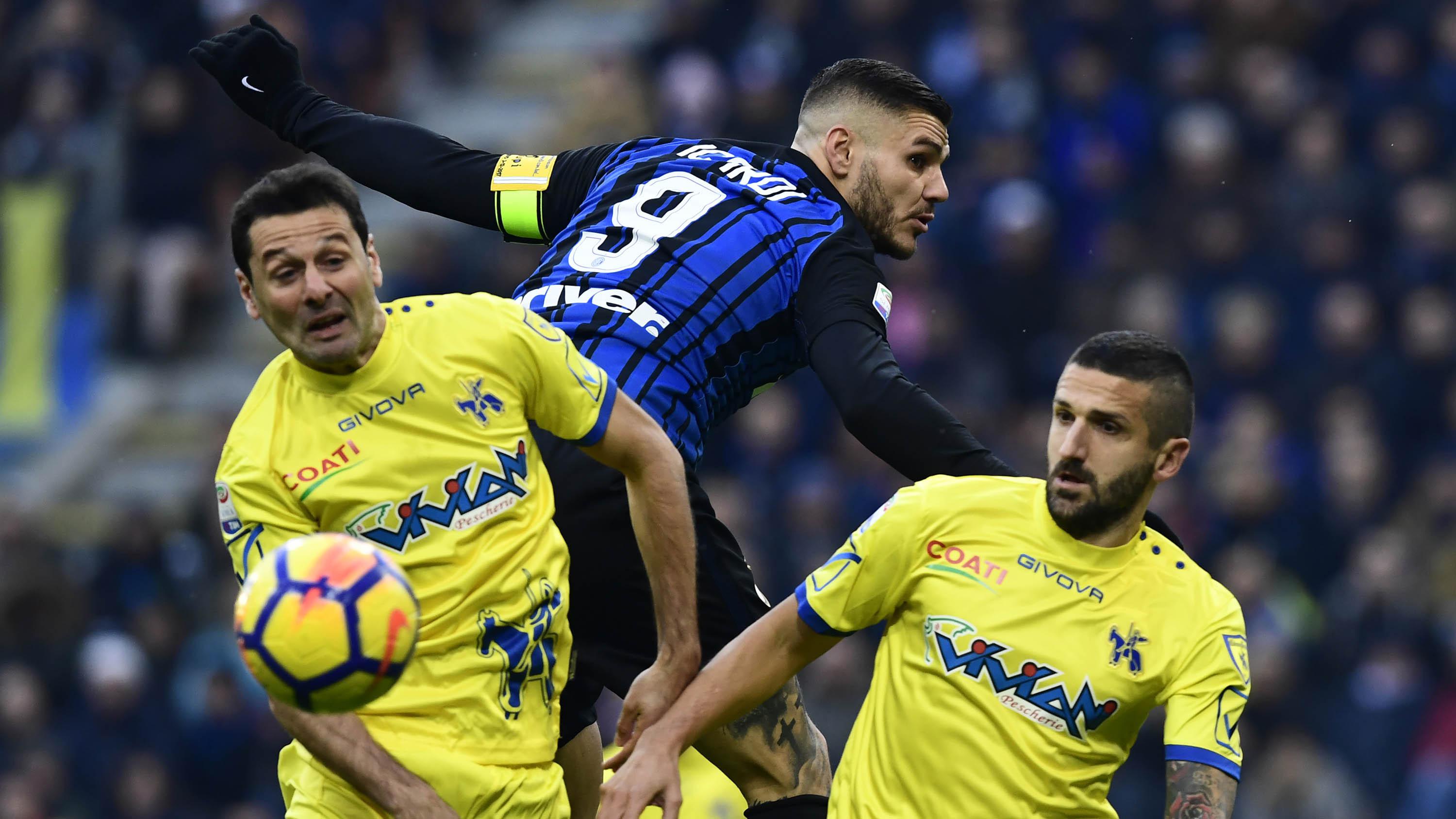 Striker inter Milan, Mauro Icardi, melepaskan sundulan saat melawan Chievo pada laga Serie A Italia di Stadion San Siro, Milan, Minggu (3/11/2017). Inter menang 5-0 atas Chievo. (AFP/Miguel Medina)