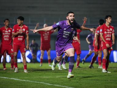 Pemain Persita Tangerang, Javlon Guseynov (tengah) melakukan selebrasi setelah mencetak gol kemenangan pada laga lanjutan BRI Liga 1 2022/2023 antara Persita Tangerang melawan Persija Jakarta di Stadion Indomilk Arena, Tangerang, Selasa (28/03/2023). (Bola.com/Bagaskara Lazuardi)