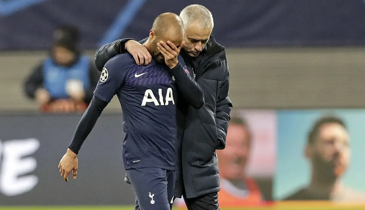 Pelatih Tottenham Hotspur, Jose Mourinho merangkul gelandang Lucas Moura usai pertandingan melawan Red Bull Leipzig pada leg kedua babak 16 besar Liga Champions di di Red Bull Arena, Jerman (10/3/2020). RB Leipzig menang telak atas Tottenham 3-0. (AP Photo/Michael Sohn)