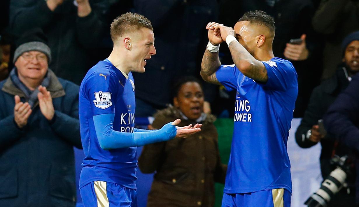 Penyerang Leicester City, Jamie Vardy (kiri) melakukan selebrasi usai mencetak gol kegawang Liverpool pada lanjutan liga Inggris di King Power Stadium, Leicester, (3/2/2016). Leicester menang atas Liverpool dengan skor 2-0. (Reuters/Darren Staples)