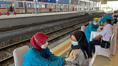 Tenaga medis menyuntikkan vaksin kepada petugas dan penumpang kereta api di Stasiun Bogor, Jawa Barat, Kamis (17/6/2021). Pelaksanaan vaksinasi massal di Stasiun Bogor itu menyasar petugas stasiun, pekerja di stasiun dan penumpang kereta. (Liputan6.com/Herman Zakharia)