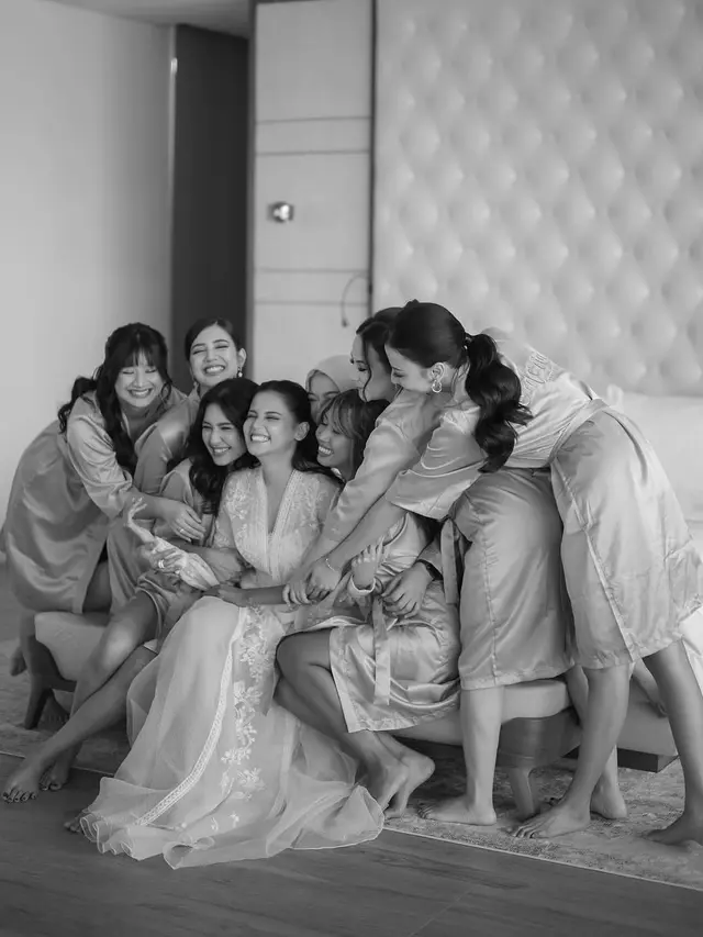 7 Potret Mikha Tambayong Jadi Bridesmaid di Pernikahan Yunita Siregar, Menawan