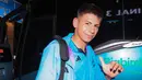 Pemain bintang Timnas Argentina U-17, Claudio Echeverri memberikan pose kepada fotografer  saat menaiki bus di Terminal 3 Bandara Soekarno Hatta, Tangerang, Banten menjelang Piala Dunia U-17 2023 pada Rabu (1/11/2023). Claudio Echeverri adalah bagian dari skuad Argentina yang bermain di Copa America U-17 2023. Dari delapan laga yang dimainkan, sang gelandang mampu mencetak dua gol. (Bola.com/Bagaskara Lazuardi)