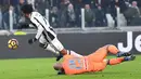 Kiper Napoli, Pepe Reina (kanan) melakukan pelanggaran terhadap pemain Juventus, Juan Cuadrado pada leg pertama semifinal Coppa Italia di Juventus Stadium, Turin, (28/2/2017). (EPA/Alessandro Di Marco)