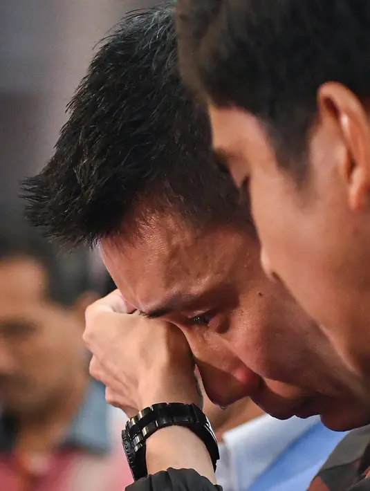 Pebulutangkis Malaysia, Lee Chong Wei (36) dengan berlinang air mata saat mengumumkan pensiun melalui konferensi pers di Putrajaya, Kamis (13/6/2019). Mantan pemain nomor satu dunia ini memutuskan untuk gantung raket alias pensiun akibat kanker yang dideritanya. (Mohd RASFAN / AFP)