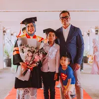 Komedian yang juga pemeran Soleh Solihun membagikan kabar bahagia. Melalui akun instagramnya, Soleh membagikan momen mendampingi sang istri wisuda S2. Momen Soleh bersama dua anaknya saat mendampingi Tetta Riyani Valentina. [Instagram/solehsolihun]