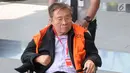 Dirut PT Wijaya Kusuma Emindao (WKE) Budi Suharto tiba di Gedung KPK, Jakarta, Senin (7/1). Budi datang menggunakan kursi roda dan rompi oranye. (Merdeka.com/Dwi Narwoko)