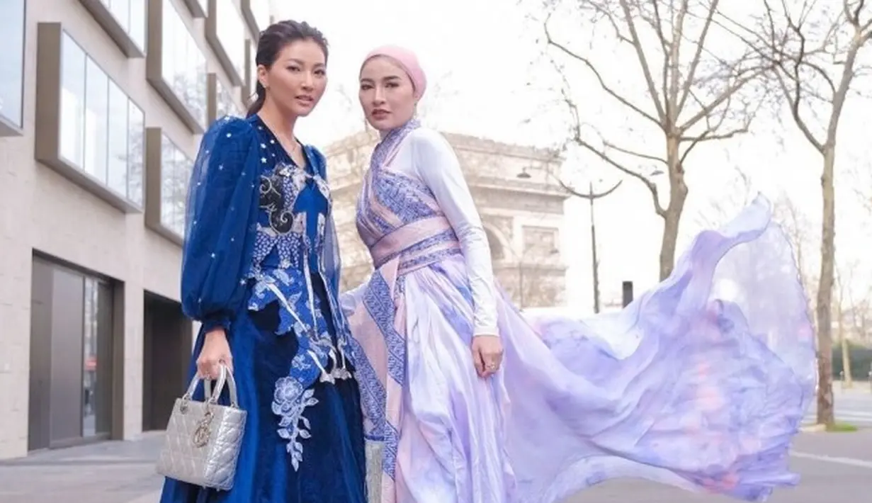 Ia juga nampak menggunakan dress dengan biru dengan motif wayang. Lengan ballon tulle pun menjadi detail pada gaun tersebut. Hand bag silver Dior melengkapi penampilannya. @sarwendah29