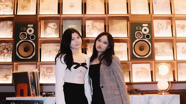 Potret Okie Agustina bersama 4 anaknya yang semakin dewasa (Sumber: Instagram/@okieagustina_)