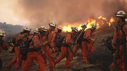 Tim pemadam terus berupaya memadamkan kebakaran yang diidentifikasi sebagai Canyon Fire pada Kamis 7 Agustus 2025 waktu setempat, di Halsey Canyon, California, Amerika Serikat. (AP Photo/Marcio Jose Sanchez)