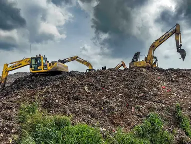 Foto udara menunjukkan tim penyelamat menggunakan alat berat untuk mencari korban longsor di Tempat Pembuangan Sampah Terpadu (TPST) Bantargebang, Kota Bekasi, Jawa Barat, pada Senin 9 Maret 2026. Longsor di Tempat Pembuangan Sampah Terpadu (TPST) Bantargebang, Kota Bekasi, Jawa Barat, kembali terjadi dan kali ini menelan korban jiwa. (BAY ISMOYO/AFP)