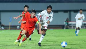 Timnas Indonesia U-17 menelan kekalahan tujuh gol tanpa balas dari China pada laga uji coba di Stadion Indomilk Arena, Tangerang, Minggu (08/02/2026) malam WIB. (Bola.com/Muhammad Iqbal Ichsan)