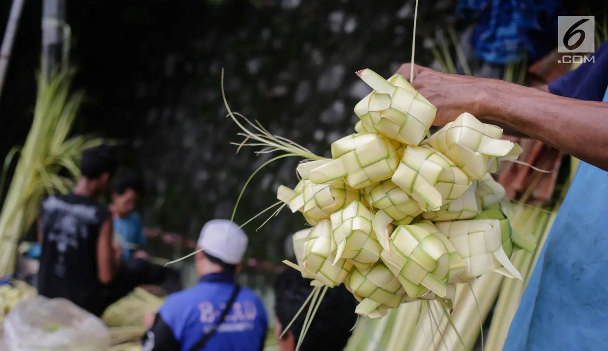 Pedagang memilah kulit ketupat di Pasar Palmerah, Jakarta, Rabu (2/6). Jelang lebaran penjualan kulit ketupat mulai ramai, omsetnya melonjak hingga 10 kali lipat. (Liputan6.com/Faizal Fanai)