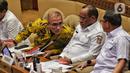Menteri Dalam Negeri (Mendagri) Tito Karnavian (kanan), Wamendagri John Wempi Wetipo (tengah), dan Ketua KPU Hasyim Asy'ari (kiri), mengikuti rapat dengar pendapat dengan Komisi II DPR di Kompleks Parlemen, Senayan, Jakarta, Rabu (31/8/2022). Rapat tersebut membahas mengenai persiapan Pemilu 2024 dan persiapan Pemilu di Papua. (Liputan6.com/Angga Yuniar)