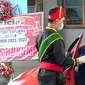 Unika De La Salle Manado mengambil model wisuda yang berbeda yakni secara drive thru, merupakan suatu yang unik.