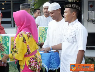 Citizen6, Surabaya: Ririn Ris Wahyuningsih, STP istri dari Letkol Marinir Ainur Rofiq memberikan tali asih kepada Warakauri Batalyon Howitzer-1 Marinir, dan dilanjutkan dengan ceramah agama oleh Drs.Miftahul Jinan. (Pengirim: Budi Abdillah)
