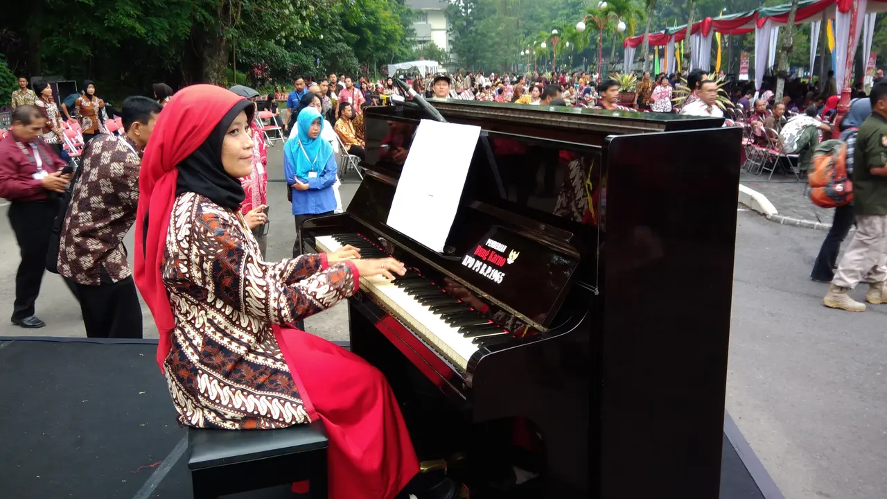 20170722-Jokowi-Yogyakarta-Piano Sukarno