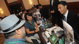 Para pelaku bisnis pariwisata saling bertemu dan bertransaksi saat Forum Table Top di Jakarta, Rabu (3/12/2014). (Liputan6.com/Herman Zakharia)