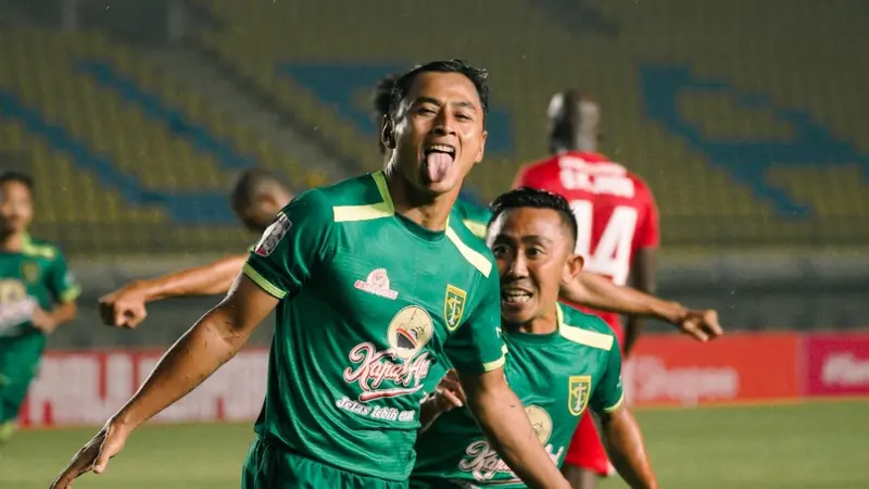 Idola Baru Persebaya, Ini 5 Potret Totalitas Samsul Arif saat Bermain di Lapangan