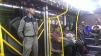 Petugas transjakarta tetap bertugas saat lebaran. (Liputan6.com/Ahmad Romadoni)