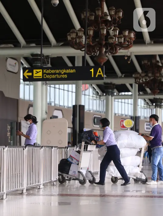 Pekerja melintas di area Terminal 1 Bandara Soekarno-Hatta, Tangerang, Banten, Jumat (1/4). Per 1 April 2022, PT Angkasa Pura II (Persero) mengaktifkan kembali Terminal 1 Bandara Soekarno Hatta untuk melayani keberangkatan dan kedatangan penumpang pesawat rute domestik. (Liputan6.com/Angga Yuniar)
