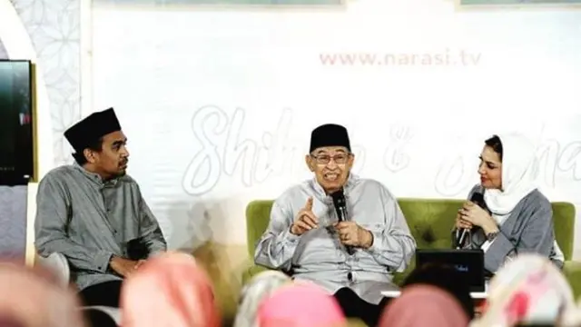 Glenn Fredly Pakai Baju Koko Saat Dengarkan Ceramah Quraish Shihab