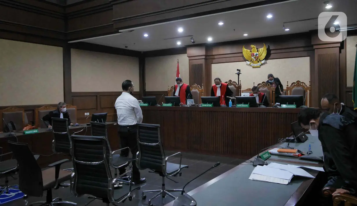 Terdakwa musisi I gede Ari Astina atau Jerinx mengikuti sidang tuntutan di PN Jakarta Pusat, Jakarta, Jumat (18/2/2022). Jerinx dituntut dua tahun penjara dan denda Rp50 juta subsider dua bulan kurungan atas kasus dugaan pengancaman kepada Adam Deni. (Liputan6.com/Herman Zakharia)