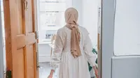 Seorang Muslimah Masuk Rumah (Credit: Pexels)
