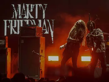 Gitaris asal Amerika, Marty Friedman saat tampil pada pagelaran Hammersonic Festival di Pantai Carnival, Ancol, Jakarta, Sabtu (4/5/2024). (Liputan6.com/Herman Zakharia)