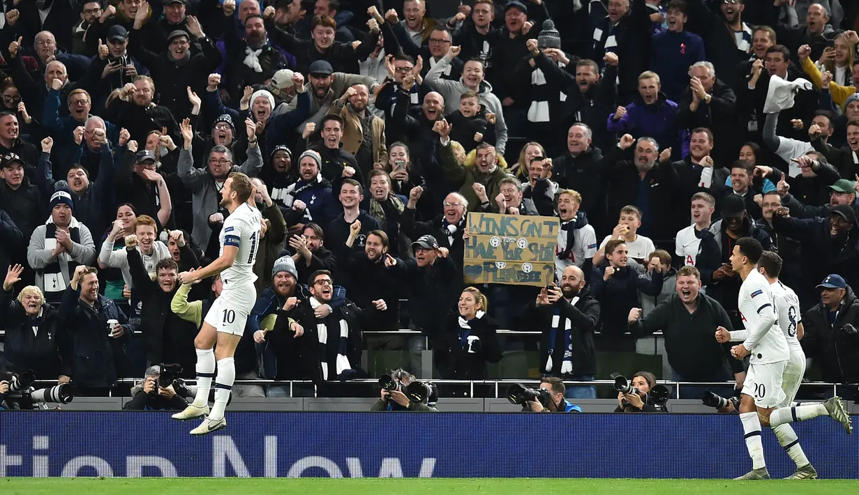 Striker Tottenham Hotspur, Harry Kane (kiri) berselebrasi usai mencetak gol ke gawang Olympiakos pada pertandingan Grup B Liga Champions di Stadion Tottenham Hotspur di London utara (26/11/2019). Kane mencetak dua gol dan mengantar Tottenham menang telak 4-2 atas Olympiakos. (AFP Photo/Glyn Kirk)