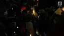 Massa yang tergabung dalam Aliansi Masyarakat Sipil Anti Korupsi menyalakan lilin dan mengibarkan bendera kuning sebagai simbol kematian KPK di depan lobi Gedung KPK, Jakarta, Selasa (17/9/2019). Mereka menilai revisi UU KPK adalah pelemahan institusi tersebut. (Liputan6.com/Helmi Fithriansyah)