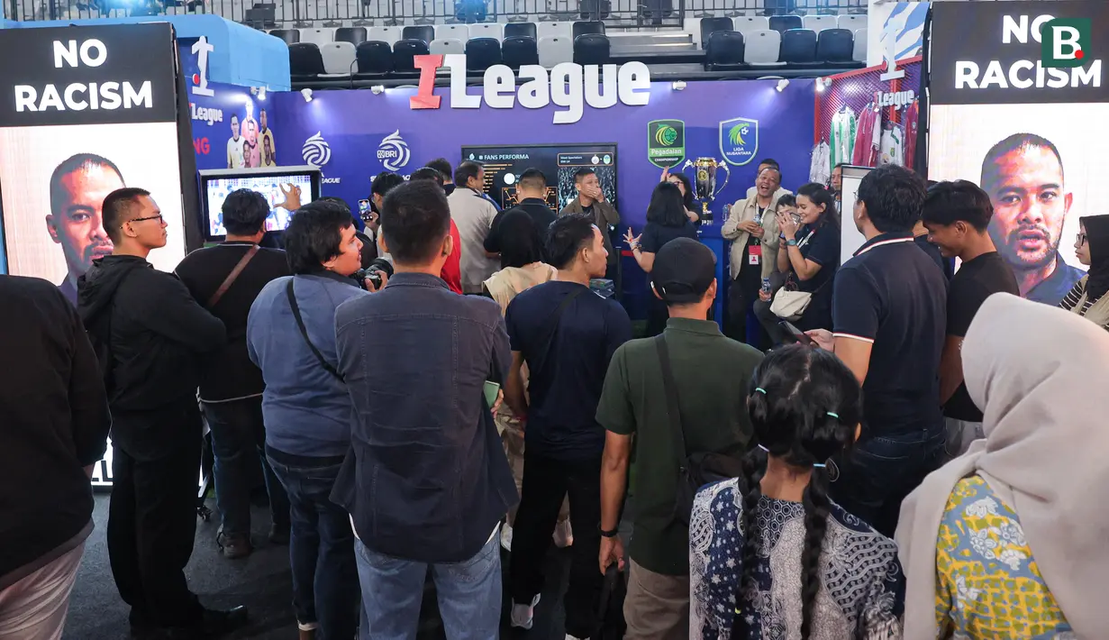 Suasana salah satu booth di acara Indonesia Sports Summit 2025 (ISS 2025) resmi digelar di Indonesia Arena, Senayan, Jakarta pada Sabtu (6/12/2025).