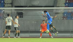 Terus tampil menekan, Timnas Indonesia U-22 justru kebobolan pada masa injury time babak pertama. Lemparan jarak jauh yang dilakukan pemain Fliipina berbuah gol sundulan Otu Banatao. Tampak dalam foto, pemain Timnas Filipina U-22, Otu Abang Banatao melakukan sundulan ke arah gawang Indonesia pada laga perdana Grup C SEA Games 2025 di Stadion 700th Anniversary, Chiang Mai, Thailand, Senin (8/12/2025). (Bola.com/Bagaskara Lazuardi)