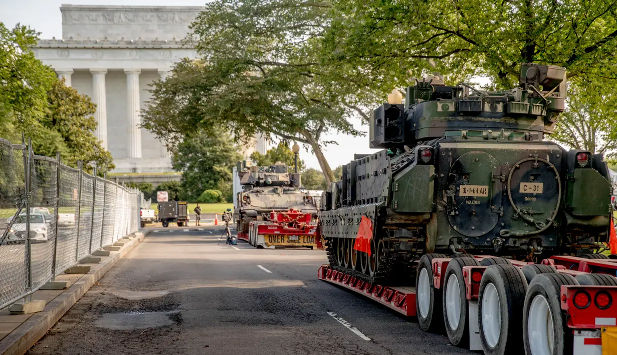 Dua kendaraan pengangkut lapis baja Bradley terparkir dekat Lincoln Memorial di Washington, Rabu (3/7/2019). Presiden Donald Trump berencana memamerkan Tank-tank tempur sebagai bagian dari perayaan Hari Kemerdekaan AS yang dikenal sebagai Fourth of July. (AP/ Andrew Harnik)