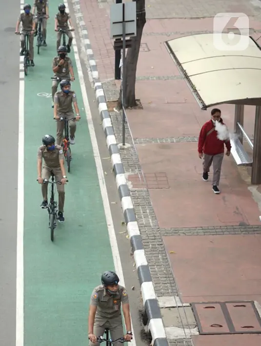 Warga mengayuh sepedanya saat melintas Jalan MH Thamrin, Jakarta, Selasa (30/6/2020). Untuk menyikapi maraknya penggunaan sepeda sebagai sarana transportasi oleh masyarakat, Kementerian Perhubungan menyiapkan regulasi untuk pesepeda, khususnya aspek keselamatan. (Liputan6.com/Immanuel Antonius)