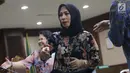 Terdakwa dugaan suap kerja sama pengangkutan pupuk, Asty Winasti (kedua kiri) usai menjalani sidang lanjutan di Pengadilan Tipikor, Jakarta, Rabu (10/7/2019). Sidang mendengar keterangan saksi, salah satunya, bawahan Bowo Sidik Pangarso di PT Inesia, Indung. (Liputan6.com/Helmi Fithriansyah)