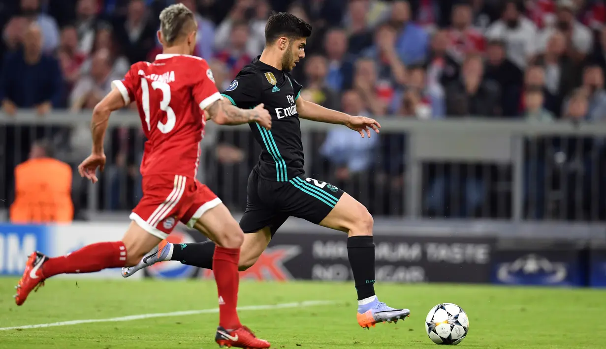 Pemain Real Madrid, Marco Asensio mencetak gol untuk timnya ke gawang Bayern Munchen pada leg pertama semifinal Liga Champions di Allianz Arena, Rabu (25/4). Real Madrid berhasil menumbangkan Bayern Munchen 2-1. (Andreas Gebert/dpa via AP)