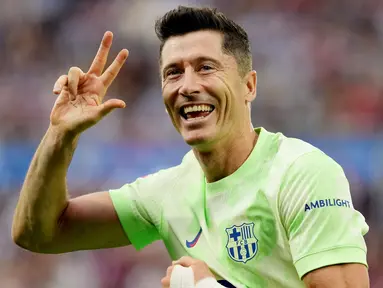 Penyerang Barcelona, Robert Lewandowski, melakukan selebrasi setelah mencetak gol ke gawang Alaves pada laga pekan ke sembilan Liga Spanyol di Stadion Mendizorroza , Minggu (06/10/2024). (AFP/Cesar Manso)