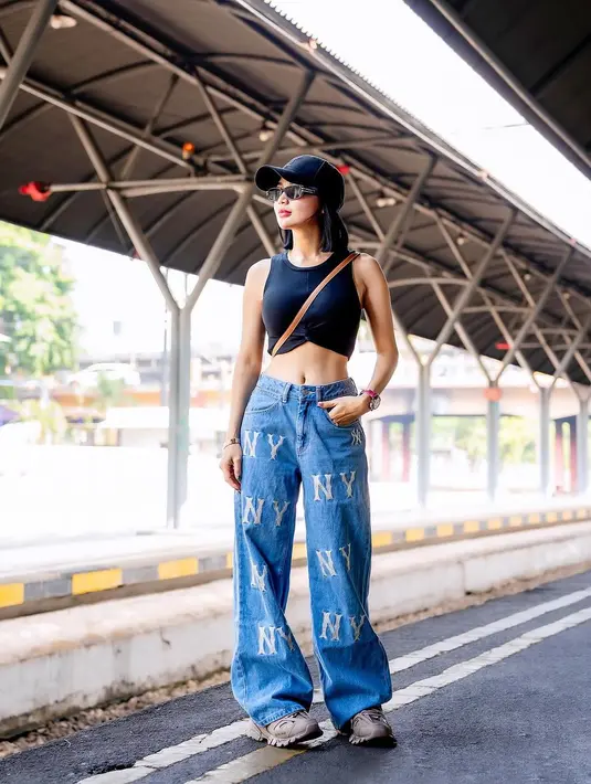 Wika Salim dengan baju croptop [Instagram/wikasalim]