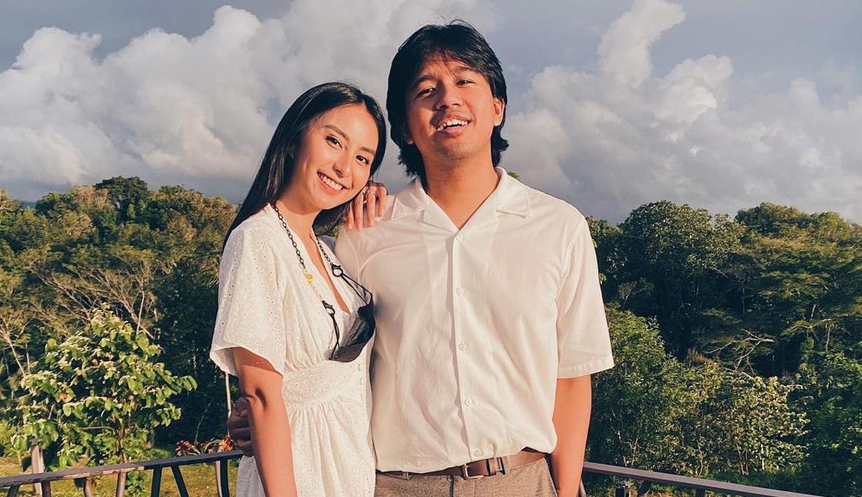 Melalui akun Instagram, baik Joshua Suherman atau Clairine kerap mengunggah gaya penampilan senada. Tampil dalam busana berwarna putih, pasangan selebriti ini terlihat sederhana namun menawan. (Liputan6.com/IG/@jojosuherman)