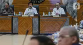 Menko Polhukam Hadi Tjahjanto (tengah) didampingi Menkominfo Budi Ari Setiadi (kiri) dan Kepala PPATK Ivan Yustiavandana (kanan) memimpin Rapat Koordinasi Tingkat Menteri tentang pemberantasan judi online di Kemenko Polhukam, Jakarta, Rabu (19/6/2024). (Liputan6.com/Angga Yuniar)