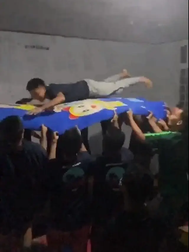 santri main trampolin