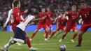 Timnas Inggris langsung mengamuk pada babak tambahan. Kemelut di muka gawang Denmark membuat lini pertahanan mereka melakukan pelanggaran terhadap Raheem Sterling di kotak terlarang. (Foto: AP/Pool/Laurence Griffiths)