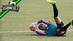 Kiper asal Korea, Yoo Jae Hoon bermain apik kala memblok bola tendangan M. Nur Iskandar.