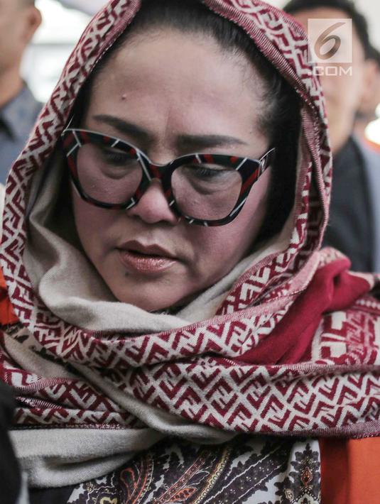 Komedian Tri Retno Prayudati alias Nunung tertunduk sebelum rilis kasus narkoba di Ditnarkoba Polda Metro Jaya, Jakarta, Senin (22/7/2019). Nunung ditangkap bersama suaminya, July Jan Sambiran, usai bertransaksi narkoba dengan tersangka TB di kediaman mereka. (Liputan6.com/Faizal Fanani)