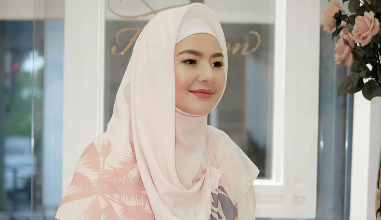 Bukan pertama kali, wanita kelahiran Tangerang ini cukup sering membagikan inspirasi busana hijab. Salah satunya saat acara launching hijab sesama rekan artisnya, begini penampilan anggun Eriska Rein dengan OOTD hijab yang bernuansa pastel.(Liputan6.com/IG/@eriskarein)