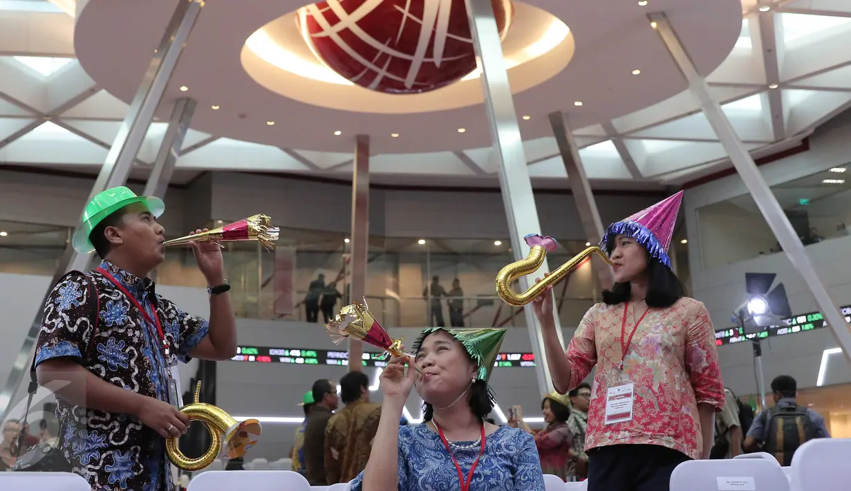 Pegawai meniupkan terompet usai penutupan perdagangan saham tahun 2015 di Bursa Efek Indonesia, Jakarta, (30/12). Indeks Harga Saham Gabungan (IHSG) pada akhir 2015 ditutup‎ menguat 23,65 poin atau 0,52 persen. (Liputan6.com/Angga Yuniar)